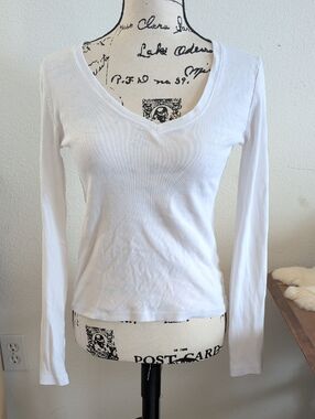 Club Monaco White Ribbed V-Neck Long-Sleeve Tee